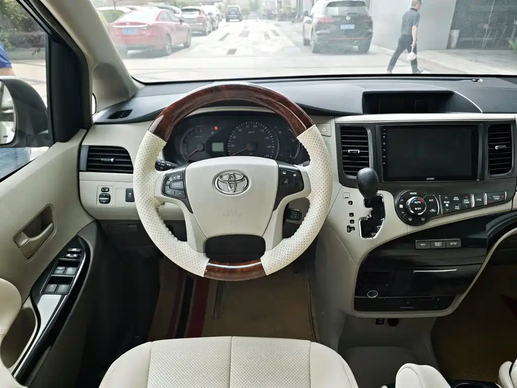 Toyota Sienna 2014 — фото 11