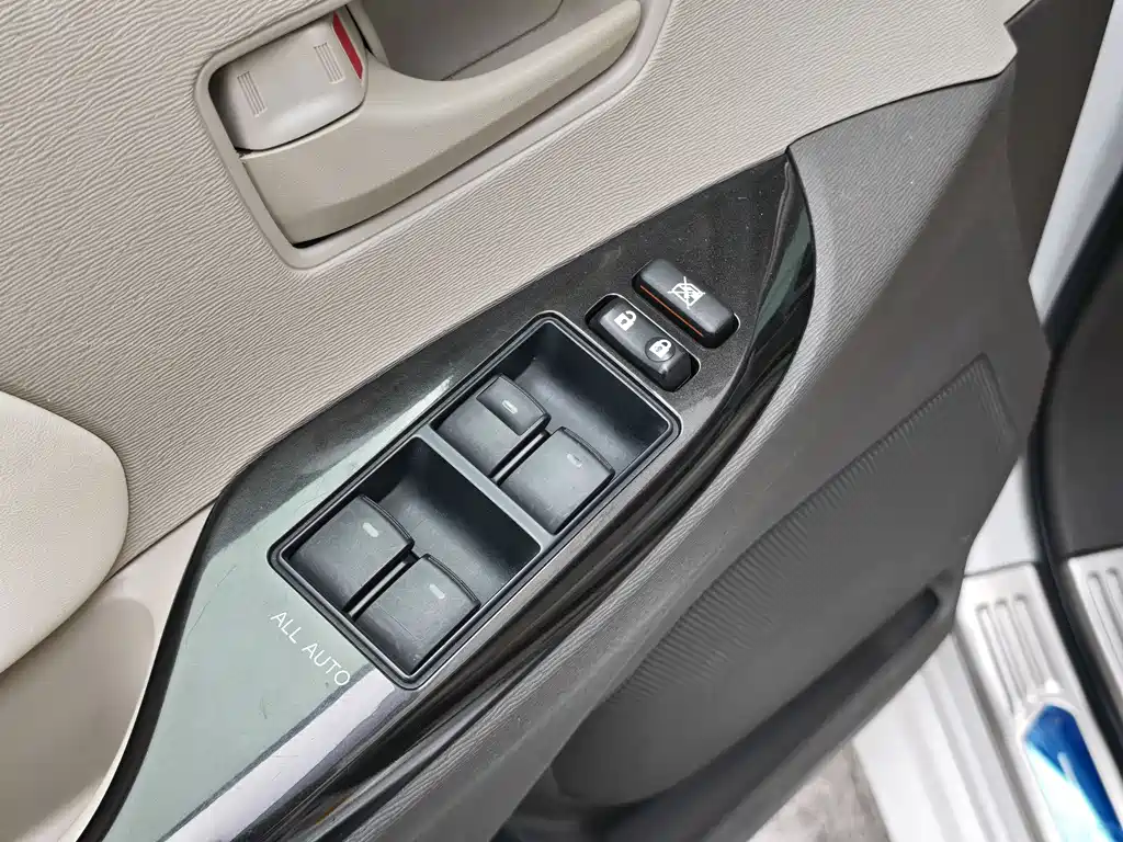 Toyota Sienna 2014 — фото 24