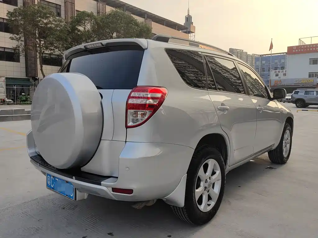 Toyota RAV4 2012 — фото 15