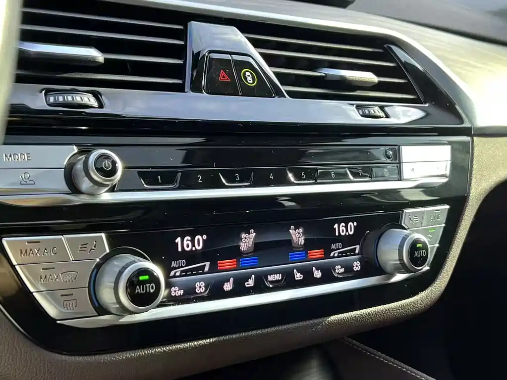 BMW 5 Series 2021 — фото 10