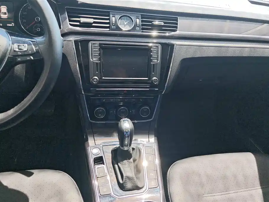 Volkswagen Passat 2017 — фото 16
