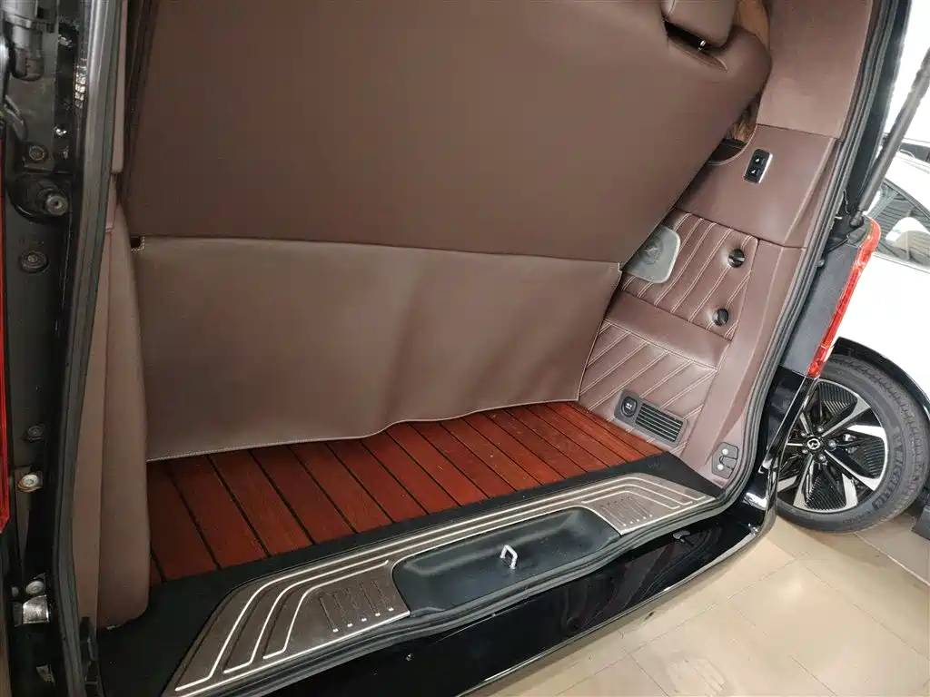 Mercedes-Benz V-Class 2018 — фото 19