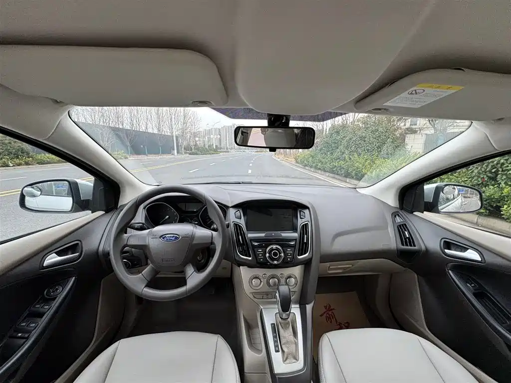 Ford Focus 2014 — фото 10