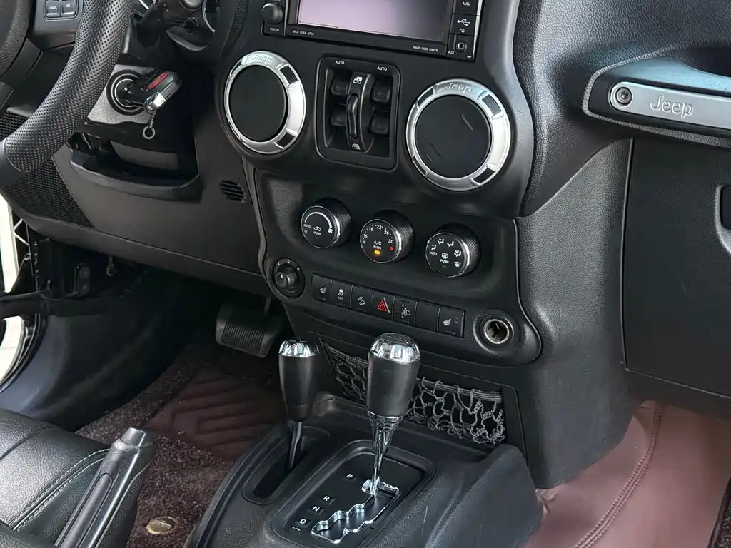 Jeep Wrangler 2012 — фото 11