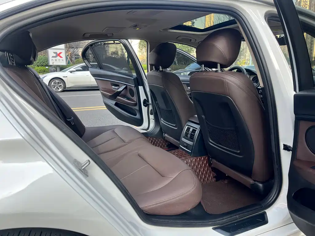 BMW 3 Series 2019 — фото 14