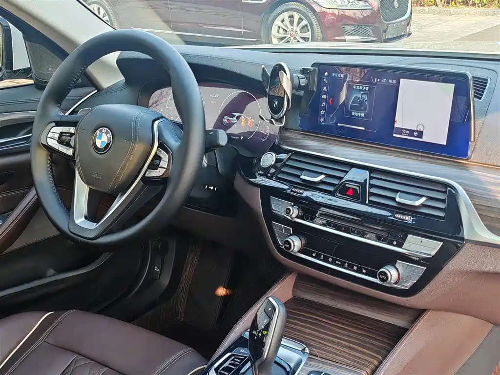 BMW 5 Series 2019 — фото 15