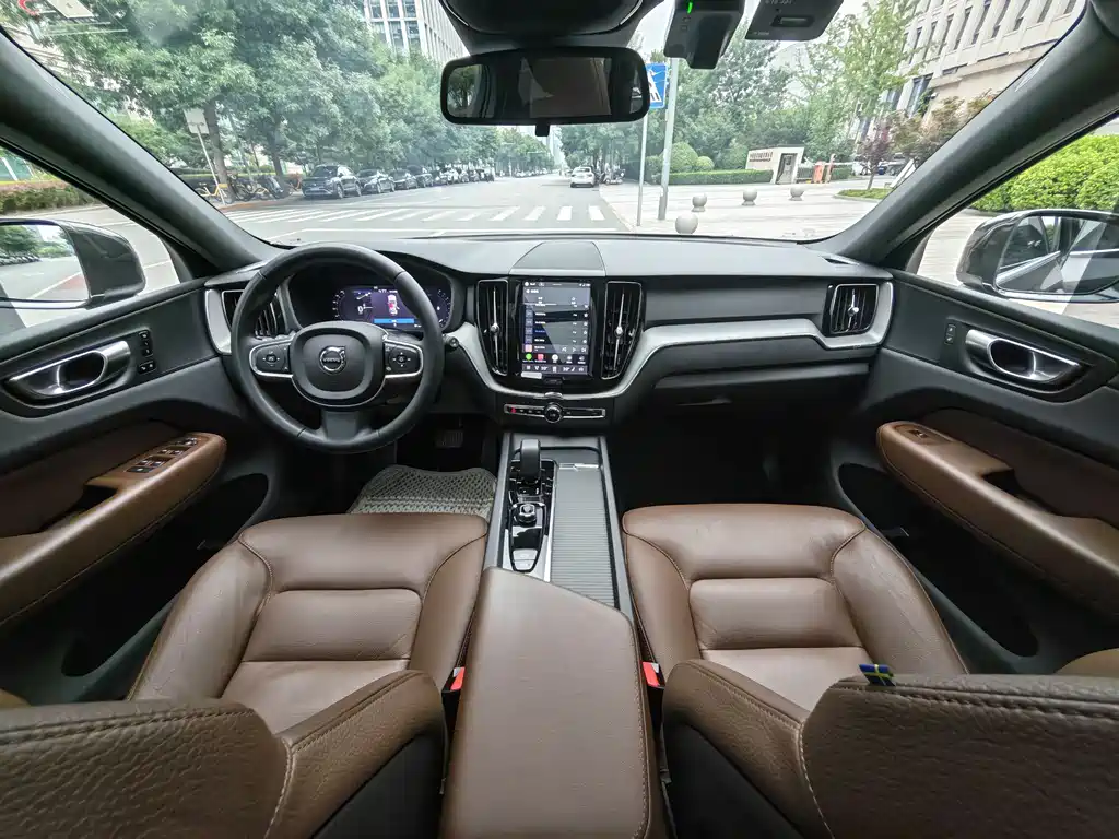 Volvo XC60 2022 — фото 11