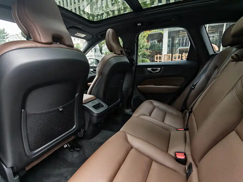 Volvo XC60 2022 — фото 19