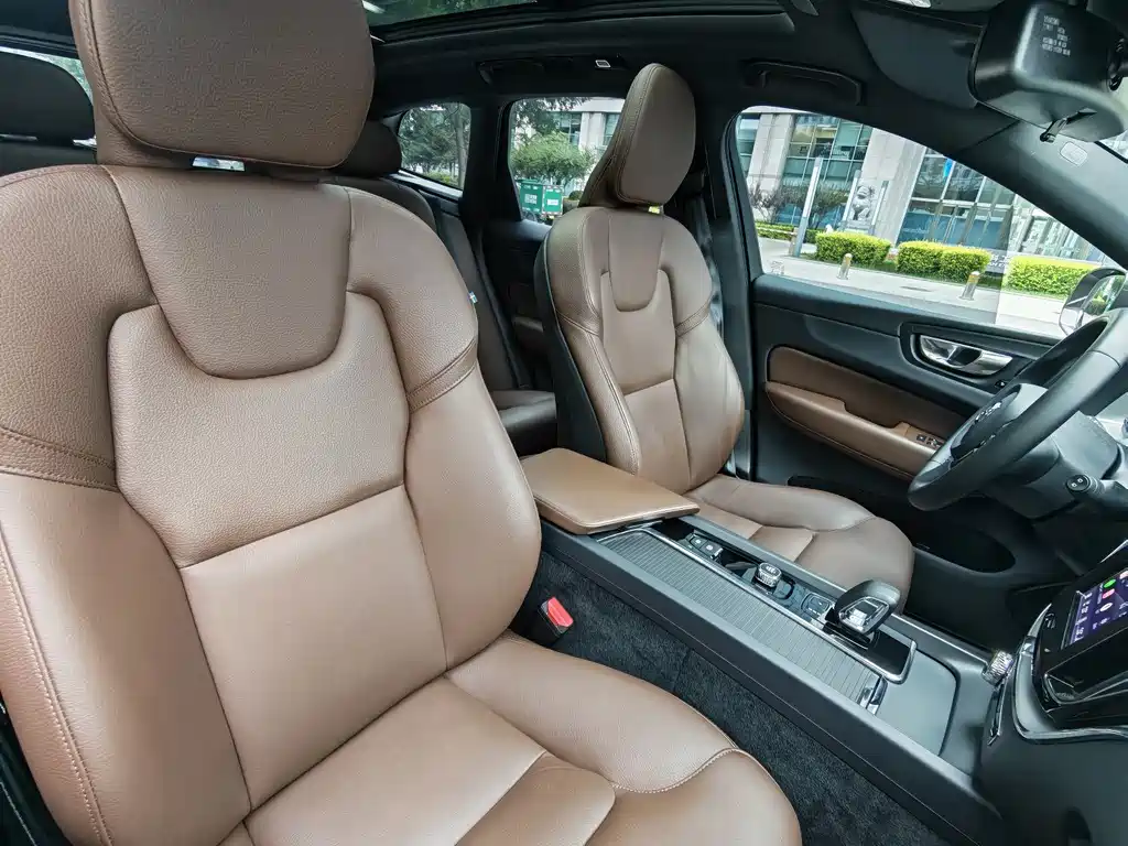 Volvo XC60 2022 — фото 14