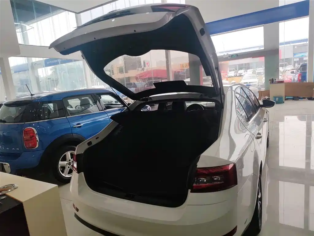 Skoda Octavia 2018 — фото 19