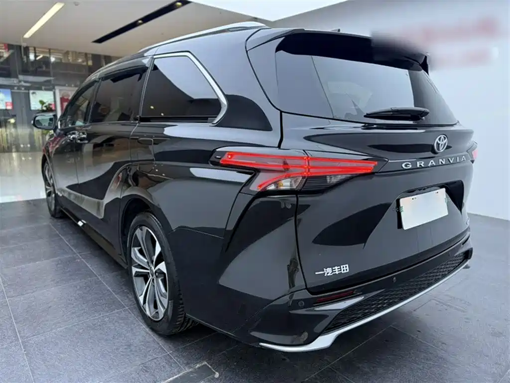 Toyota Granvia 2023 — фото 25