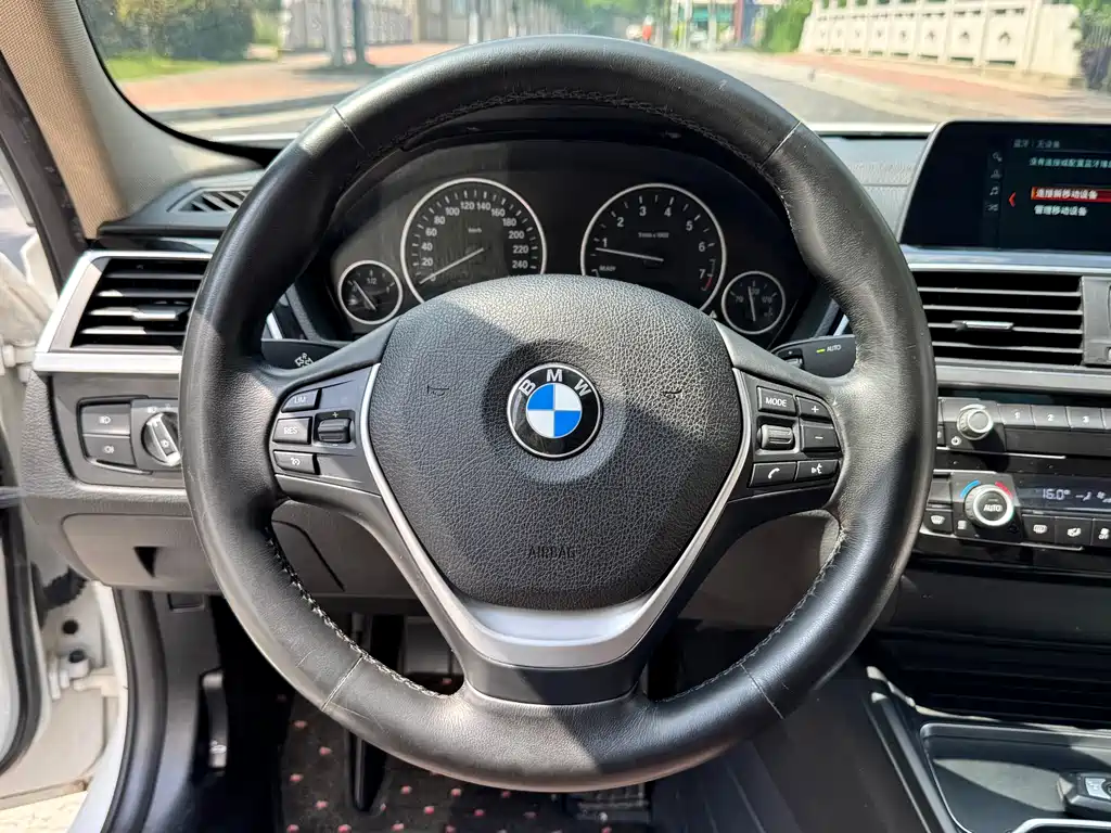 BMW 3 Series 2018 — фото 13