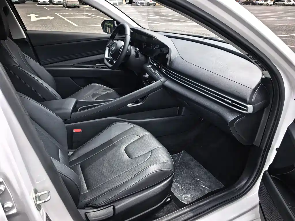 Hyundai Elantra 2023 — фото 19