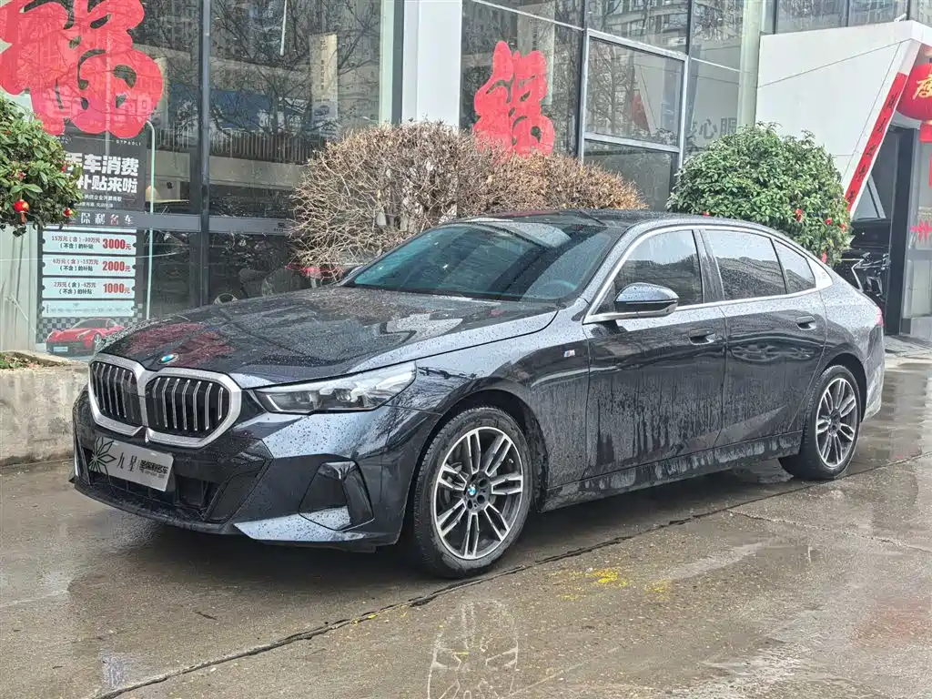 BMW 5 Series 2025 — фото 1