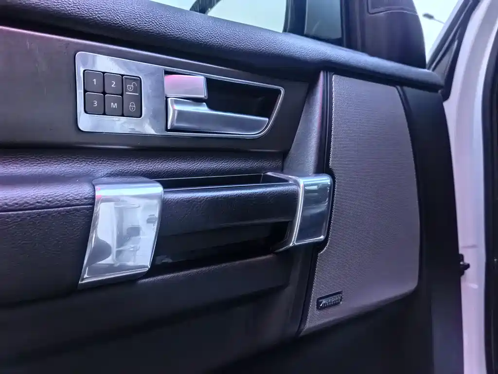 Land Rover Discovery 2015 — фото 6