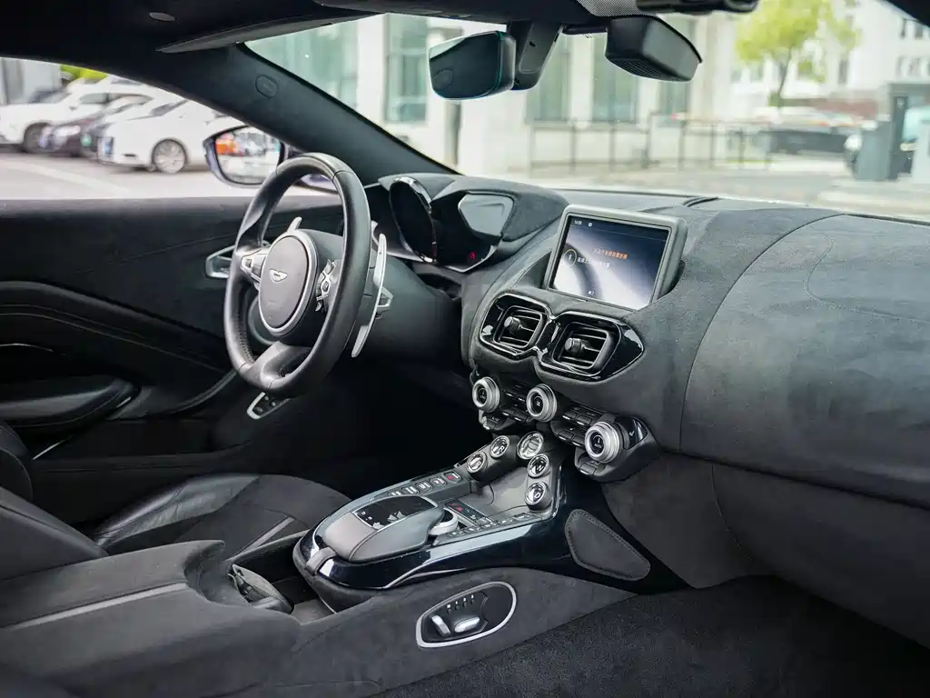 Aston Martin V8 Vantage 2021 — фото 16