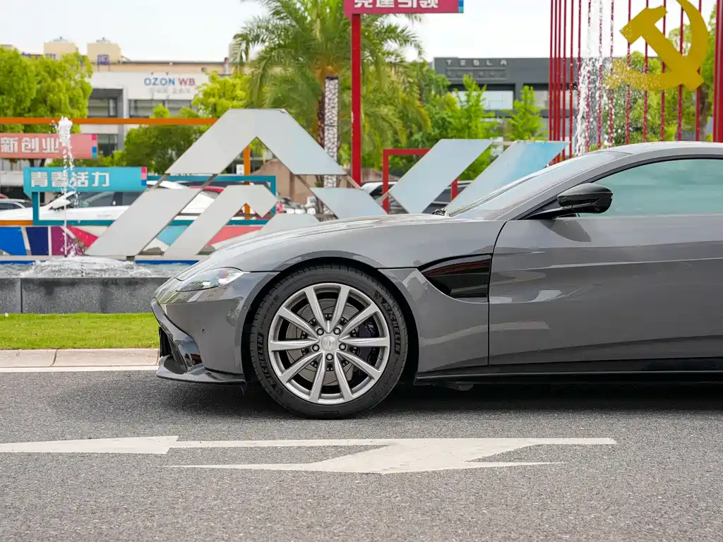 Aston Martin V8 Vantage 2021 — фото 11