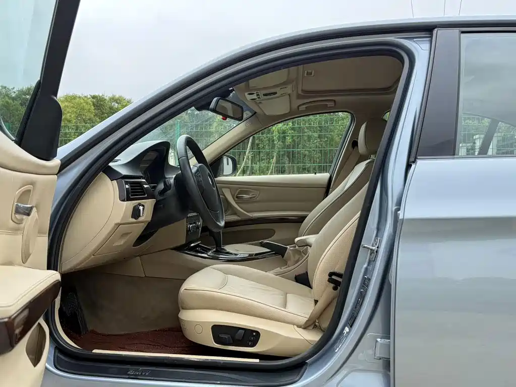 BMW 3 Series 2011 — фото 15