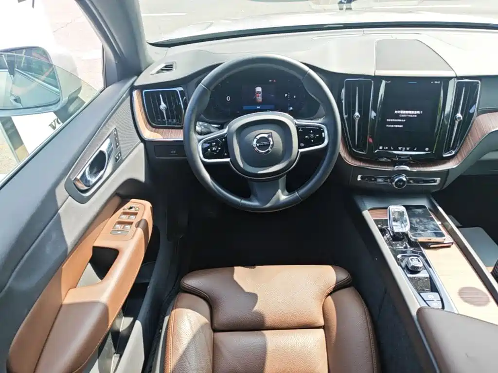 Volvo XC60 2025 — фото 17
