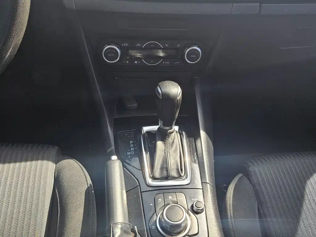 Mazda 3 Axela 2016 — фото 10