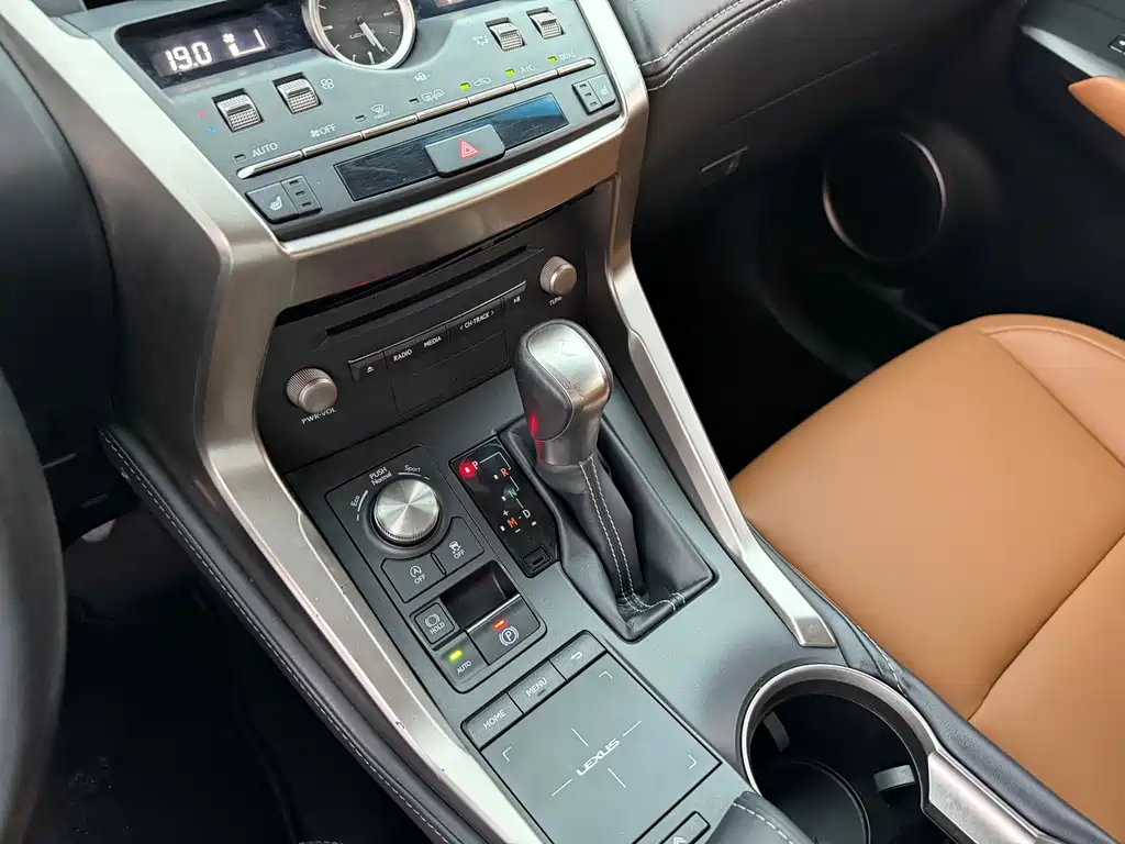 Lexus NX 2018 — фото 17