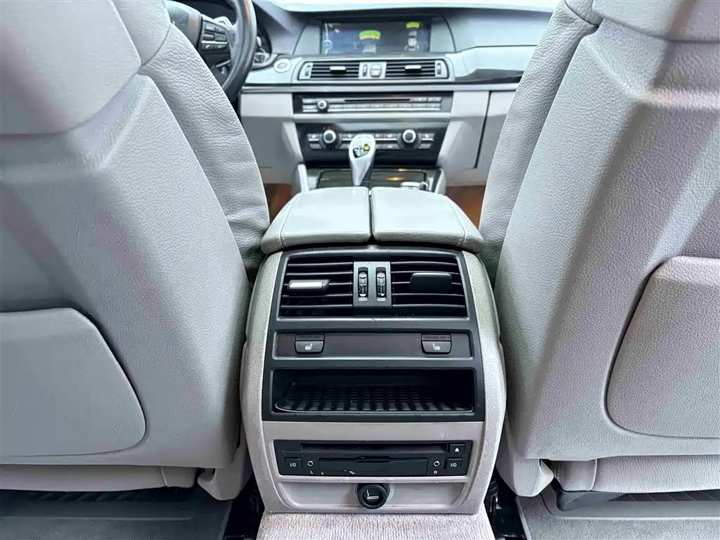 BMW 5 Series 2010 — фото 16