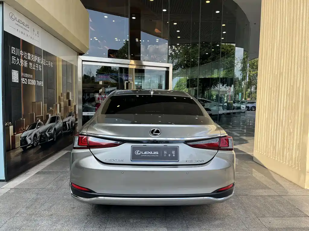 Lexus ES 2020