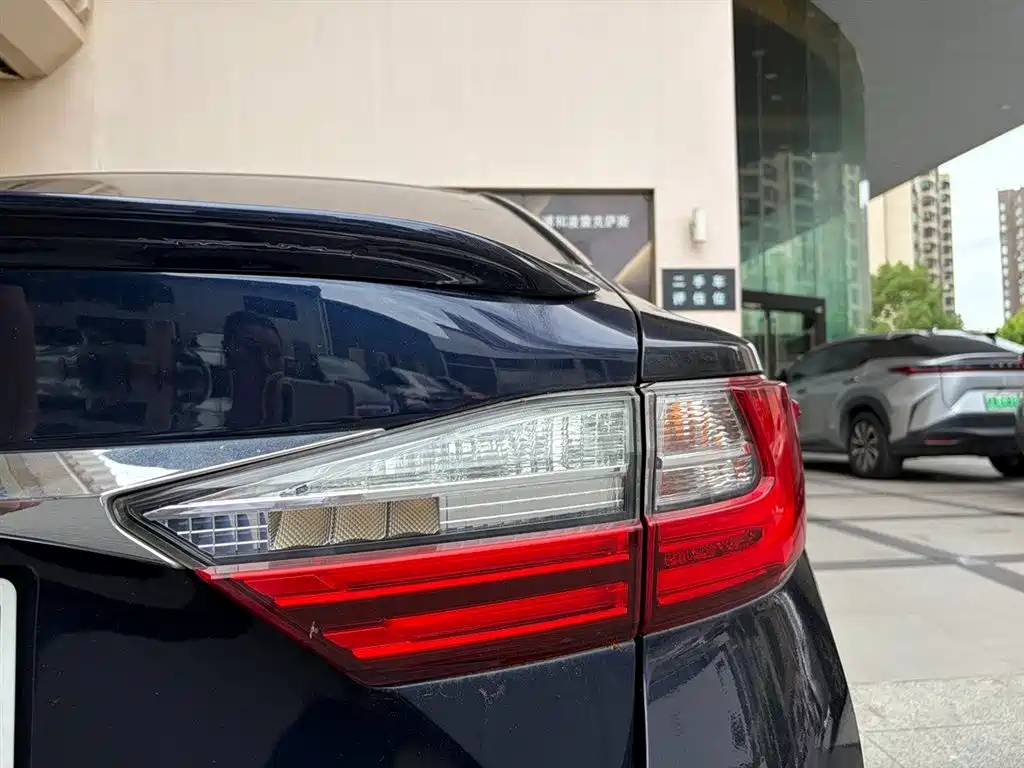 Lexus ES 2017 — фото 12