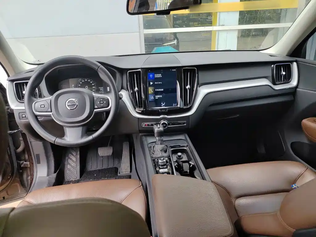 Volvo XC60 2019 — фото 16