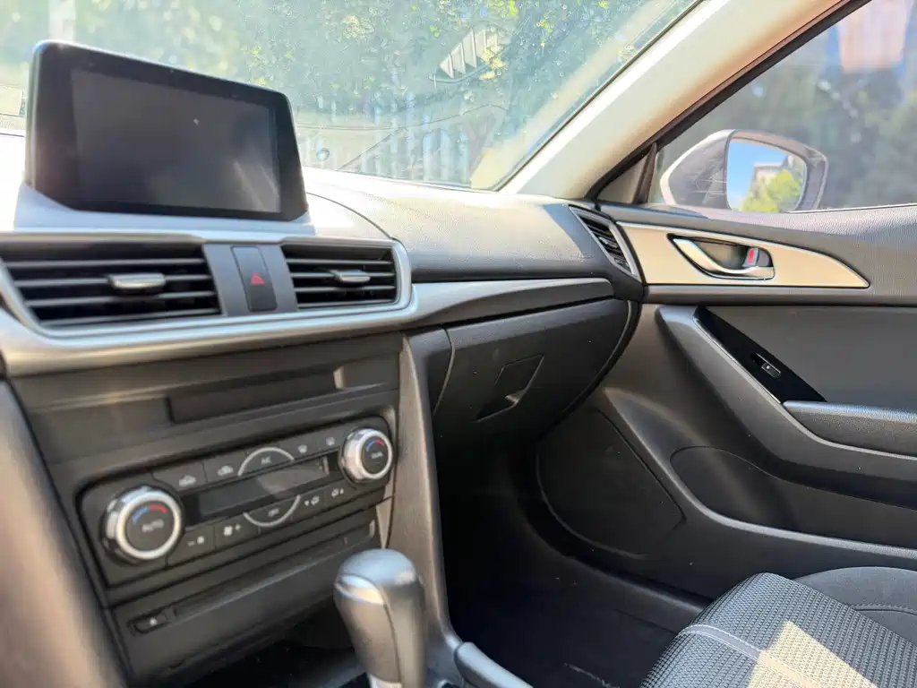 Mazda 3 Axela 2017 — фото 10