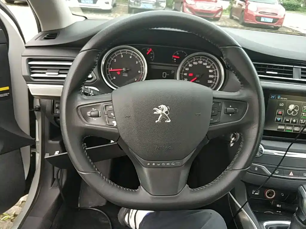 Peugeot 408 2016 — фото 11
