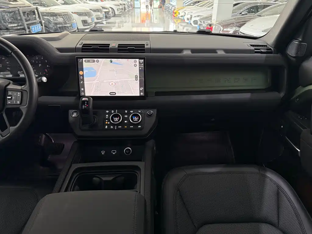 Land Rover Defender 2023 — фото 16