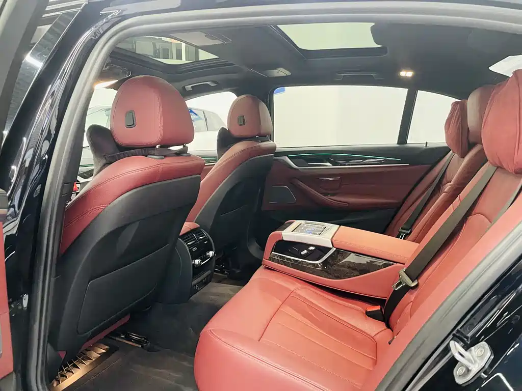 BMW 5 Series 2018 — фото 11