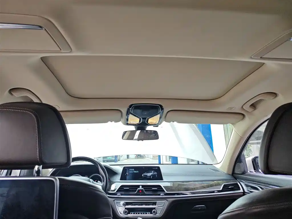 BMW 7 Series 2017 — фото 25