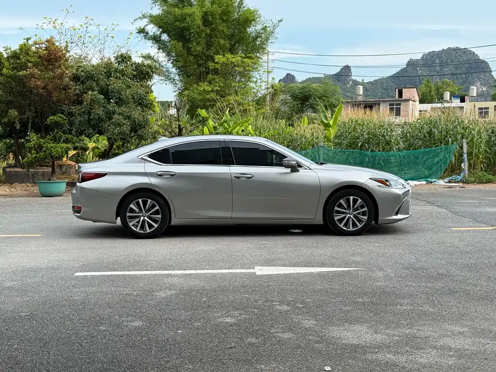 Lexus ES 2019 — фото 10