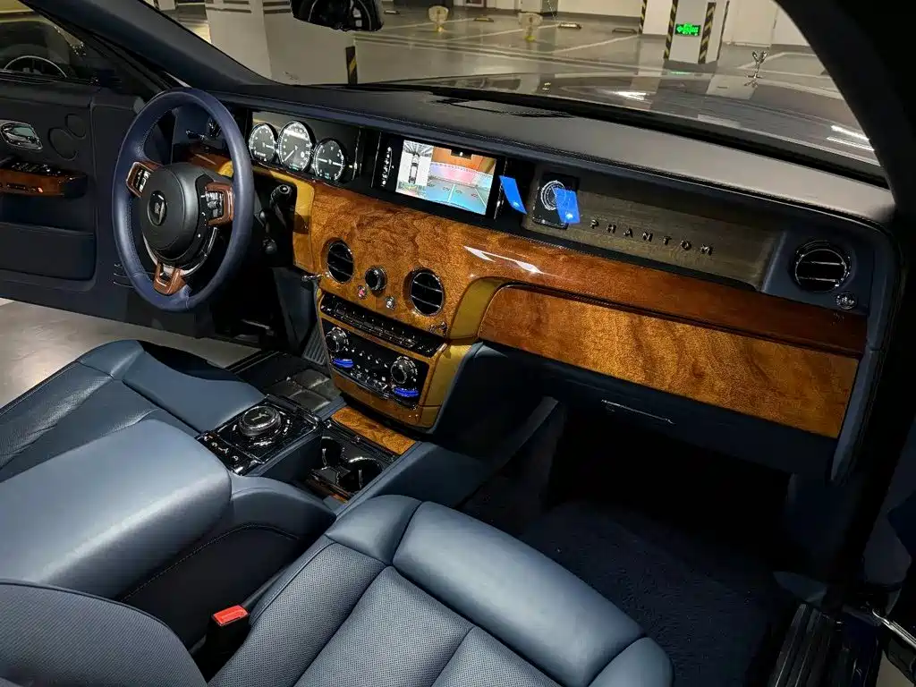 Rolls-Royce Phantom 2020 — фото 15