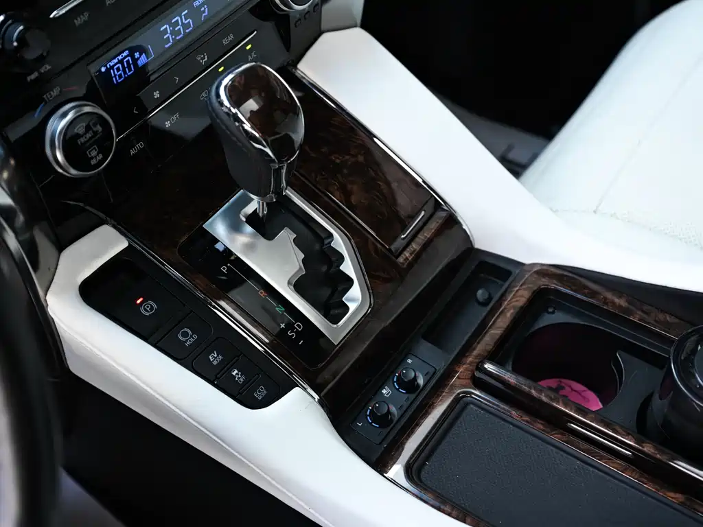Toyota Alphard 2022 — фото 12