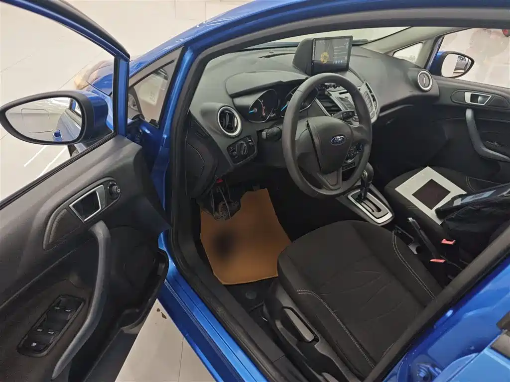 Ford Fiesta 2014 — фото 16