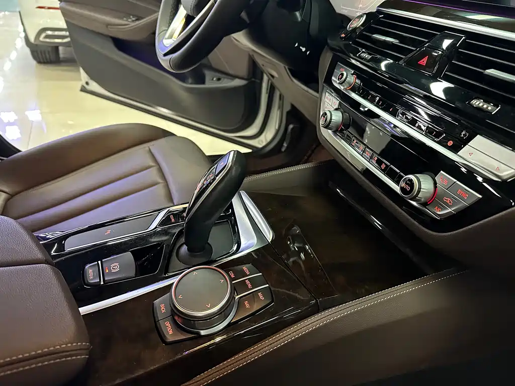 BMW 5 Series 2020 — фото 11