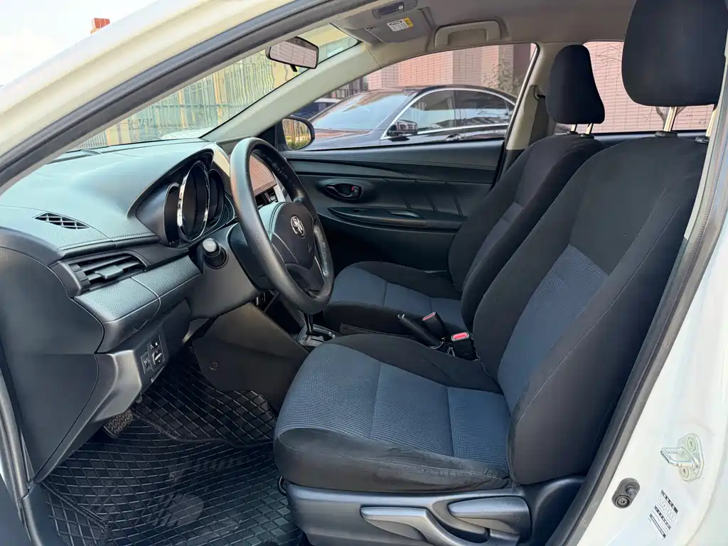 Toyota Yaris L 2019 — фото 7
