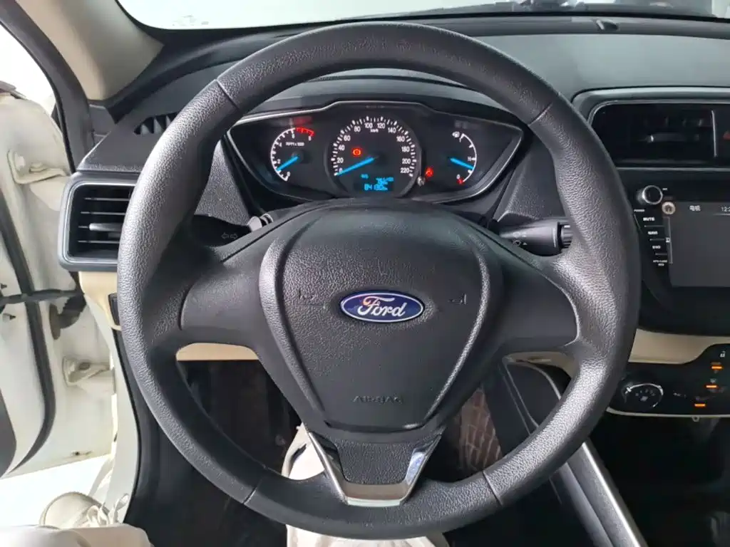 Ford Escort 2016 — фото 11