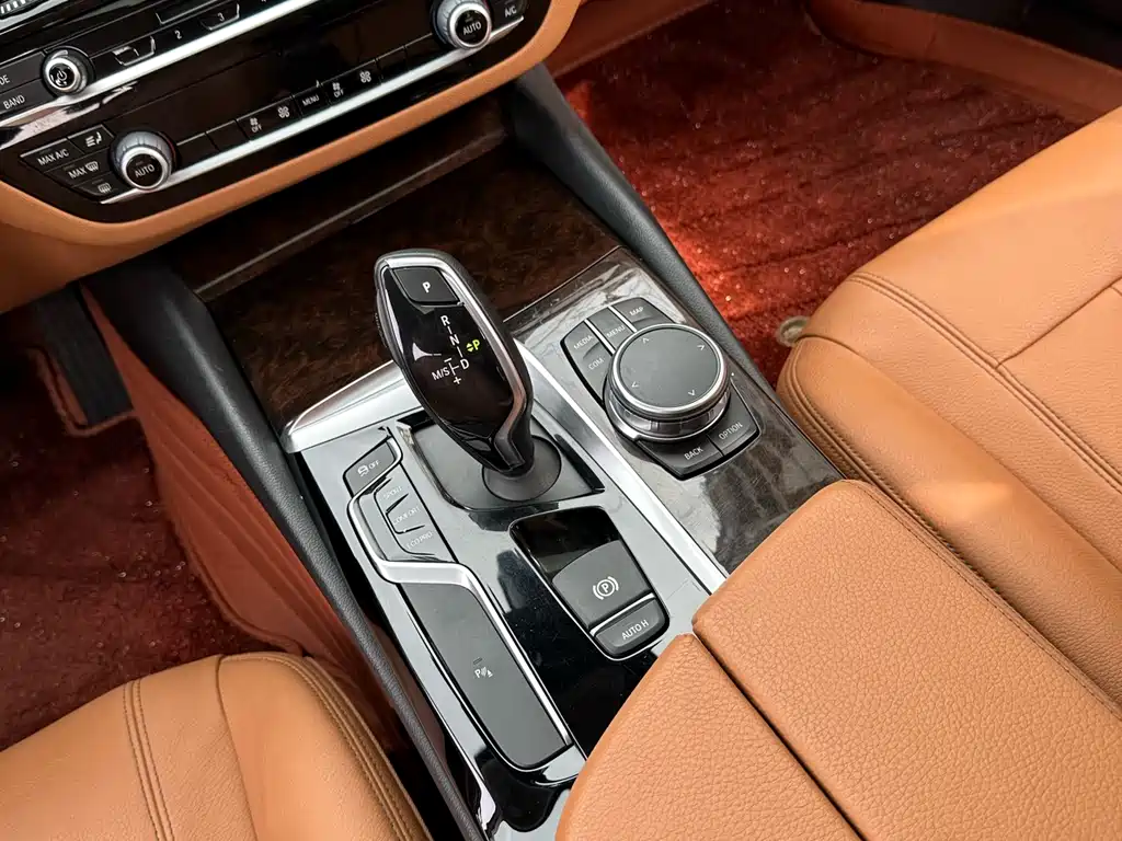 BMW 5 Series 2017 — фото 20