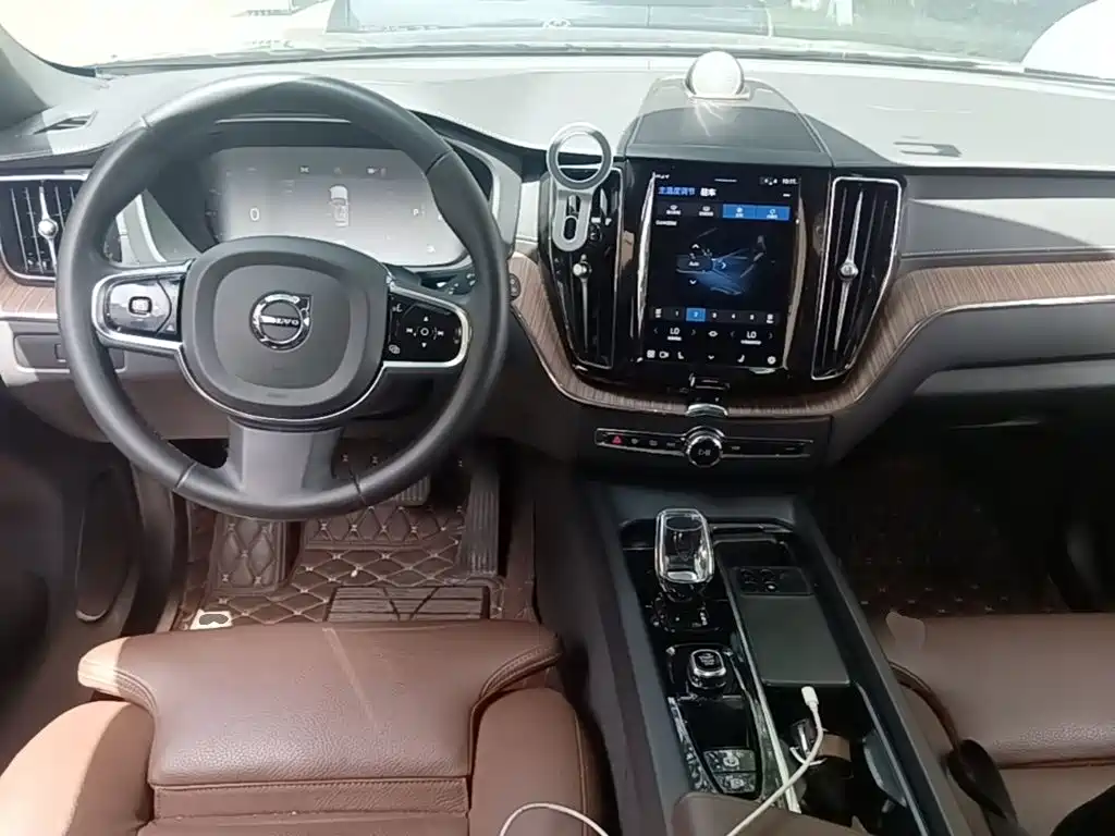 Volvo XC60 2022 — фото 10