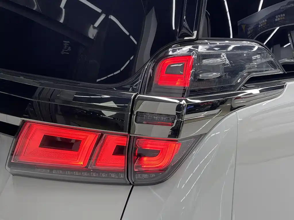 Toyota Vellfire 2022 — фото 25
