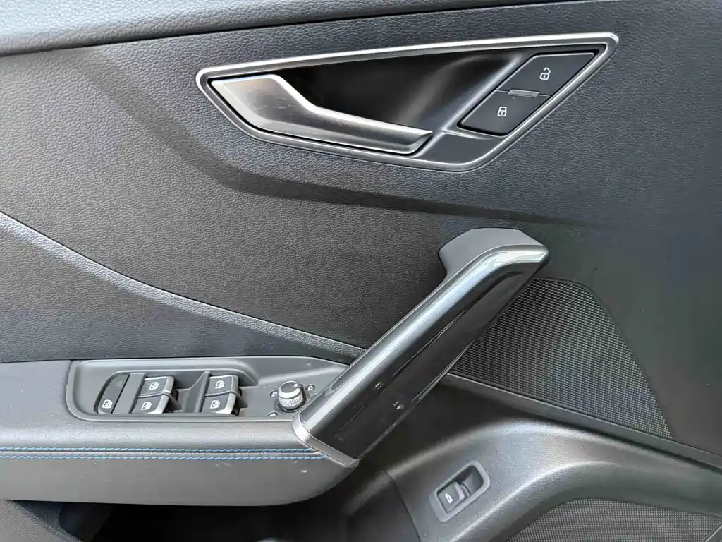 Audi Q2L 2023 — фото 11