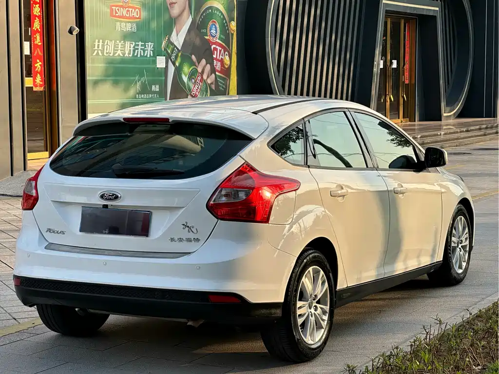 Ford Focus 2012 — фото 12