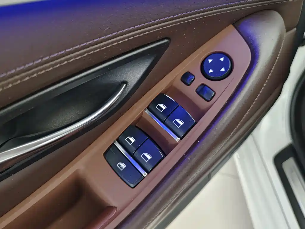 BMW 5 Series 2017 — фото 17