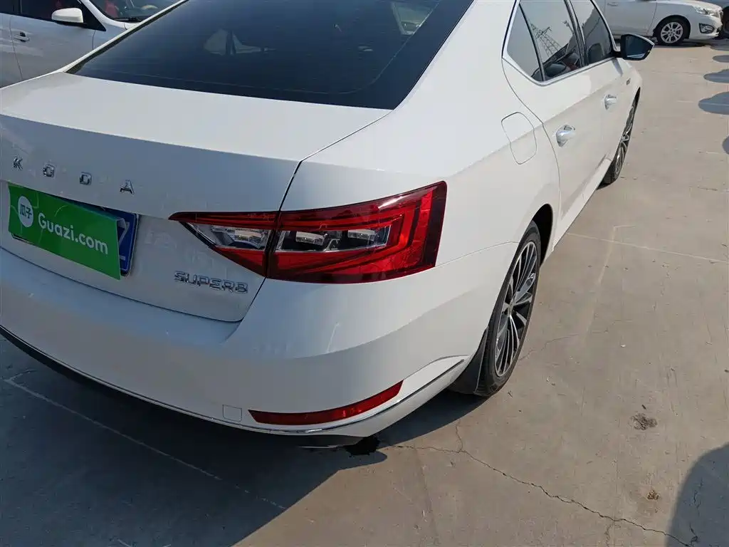 Skoda Superb 2019 — фото 24