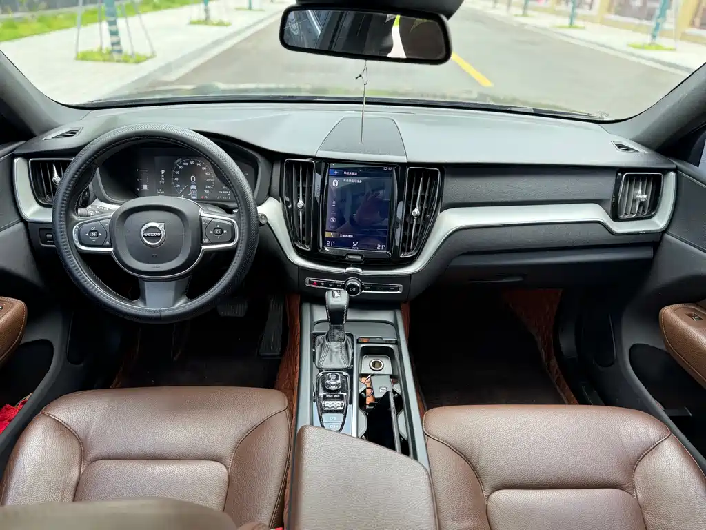 Volvo XC60 2021 — фото 9