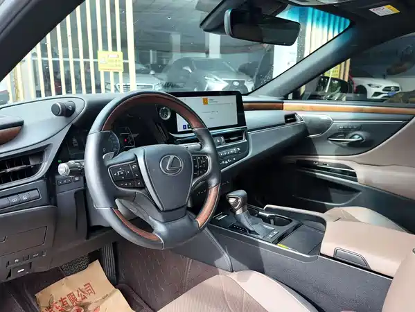Lexus ES 2024